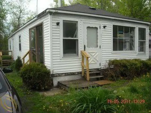 12115 Lime Kiln Dr, South Lyon, MI 48178