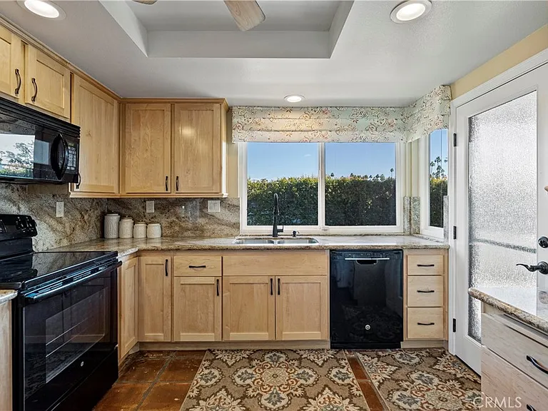 17 Toledo Dr — Photo 2