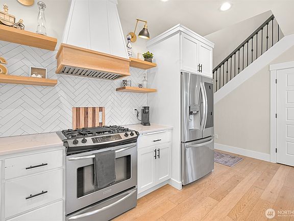5th image of 109 W 2nd Street