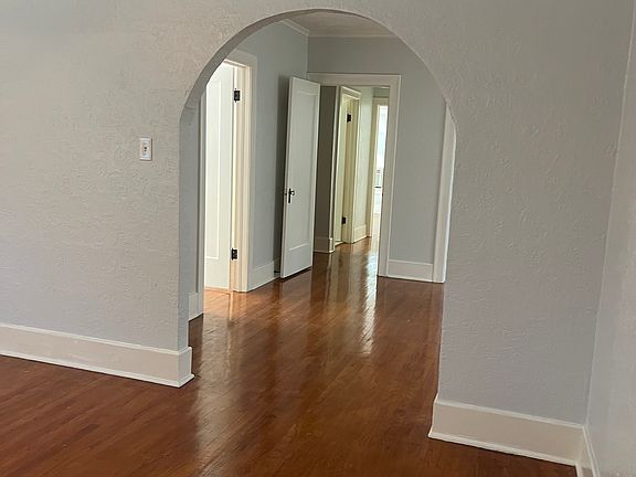 3. Entry from Livingroom to dining room.