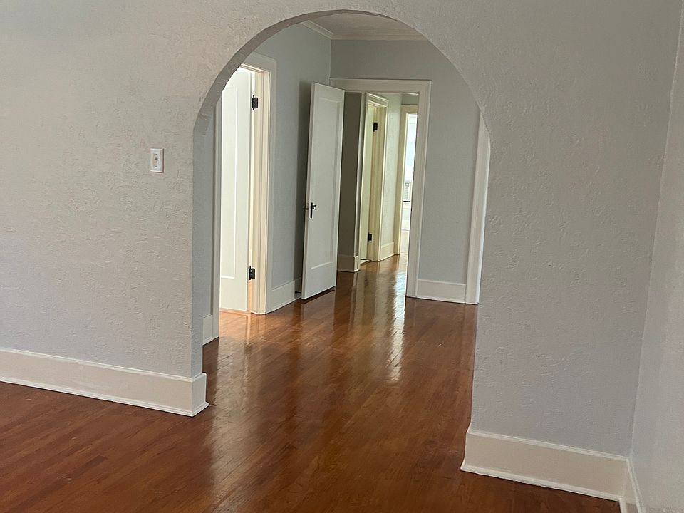 3. Entry from Livingroom to dining room.