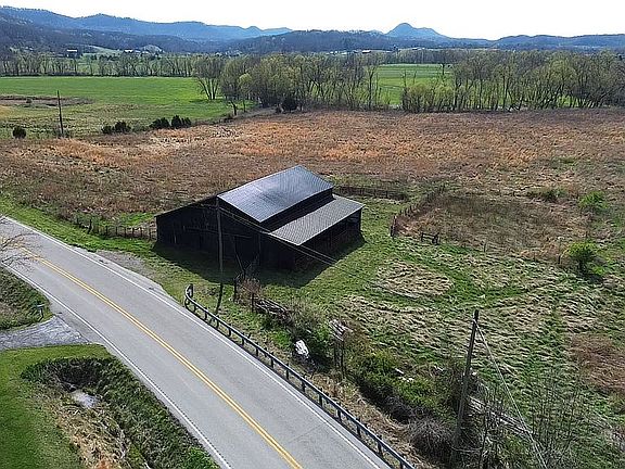 5th image of 755 McKee Rd