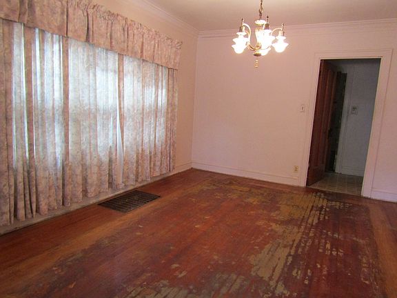 3rd image of 1822 N Lowell Ave