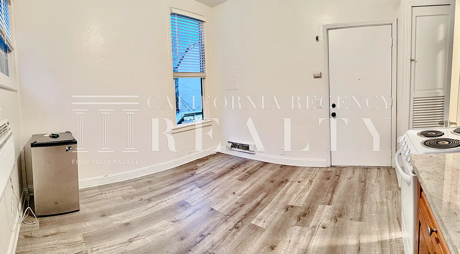 Studio, 300 sqft, $995 — Photo 4