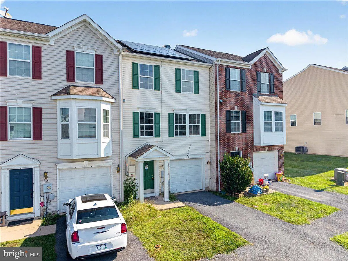 3 bed, 3.5 bath, 2400 sqft, $1,800 — Photo 3