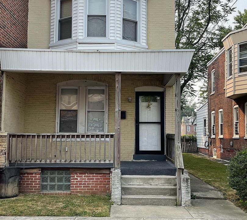 1st image of 903 W 9th St