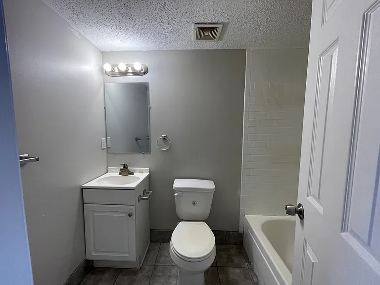 University Crossings Apartments — Photo 17