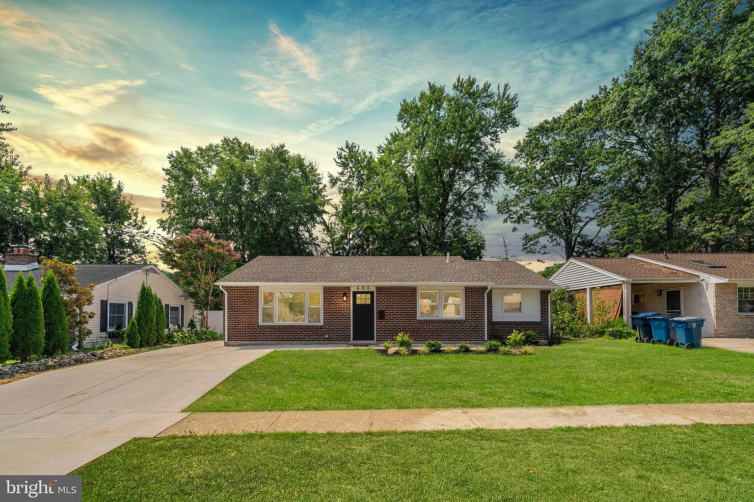 606 Delancey Pl photo 1