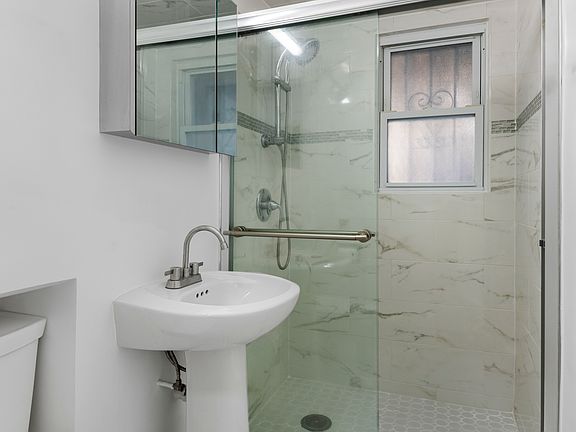 4th image of 41-20 39th Pl Floor 1