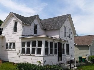 137 N Cross St, Sycamore, IL 60178