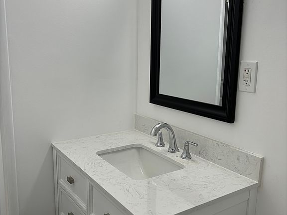 5th image of 484 S Los Robles Ave #3