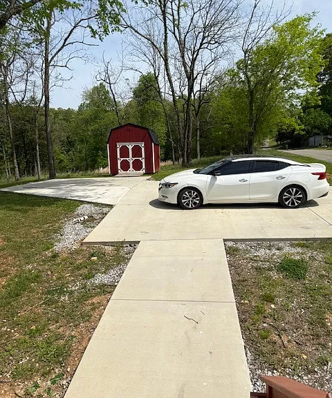 415 Thomas Ln — Photo 17