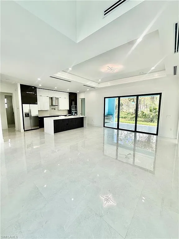 4 bed, 3.0 bath, 2837 sqft, $5,000 — Photo 3