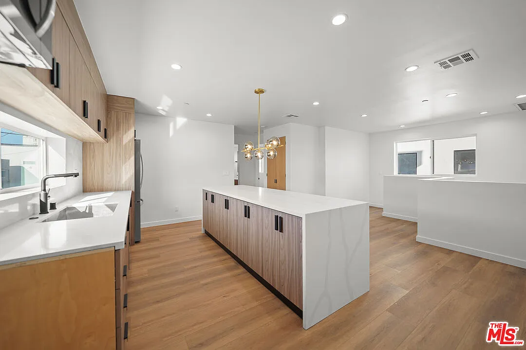 3 bed, 3.0 bath, 1080 sqft, $3,850 — Photo 1