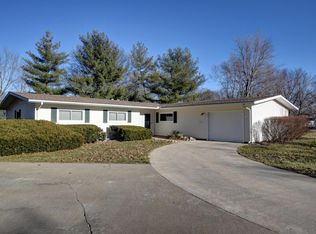9 Leabrook Dr, Centralia, MO 65240