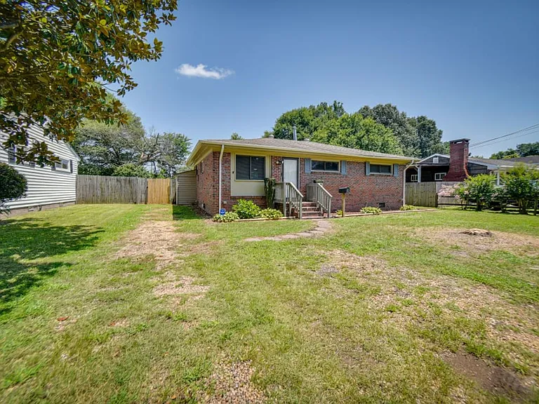 216 Matt Ln — Photo 3