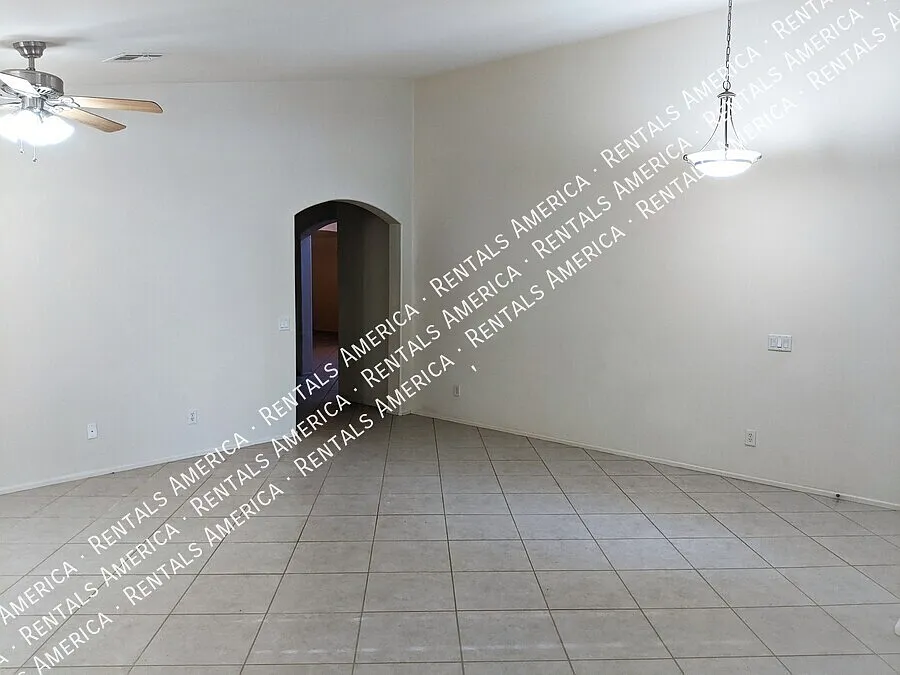 Spacious single story home! — Photo 4