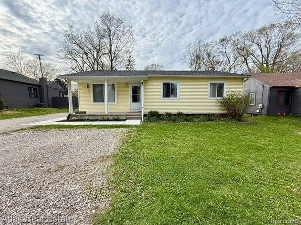 1010 State Rd, Fenton, MI 48430