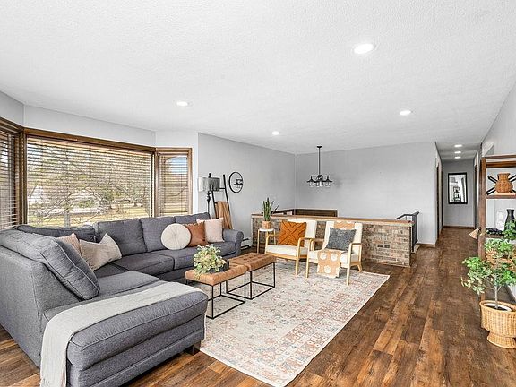 4th image of 2332 Springvale Rd