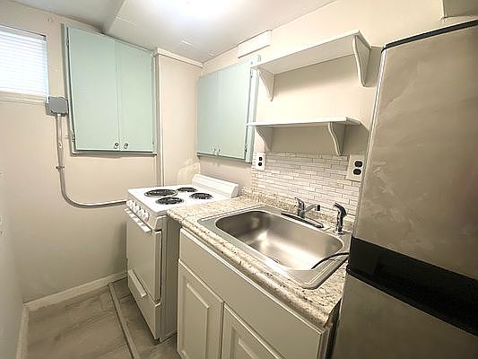 3rd image of 861 E 37th St #1B