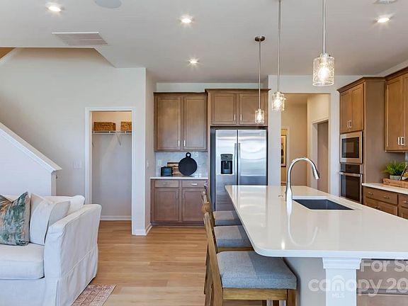 2nd image of 5806 Strathmore Ct