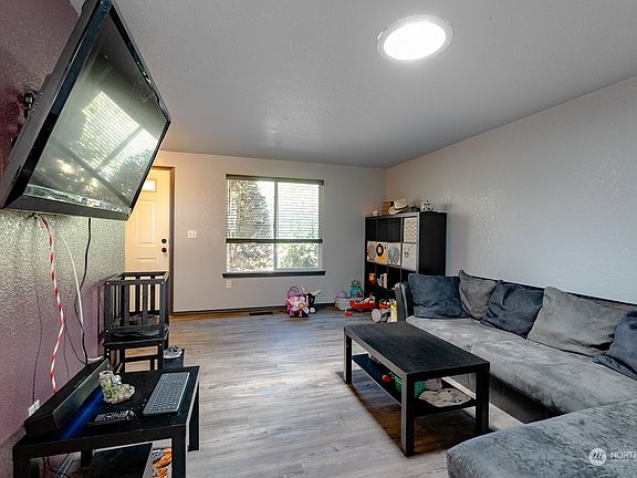 4th image of 12132 Collins St SE