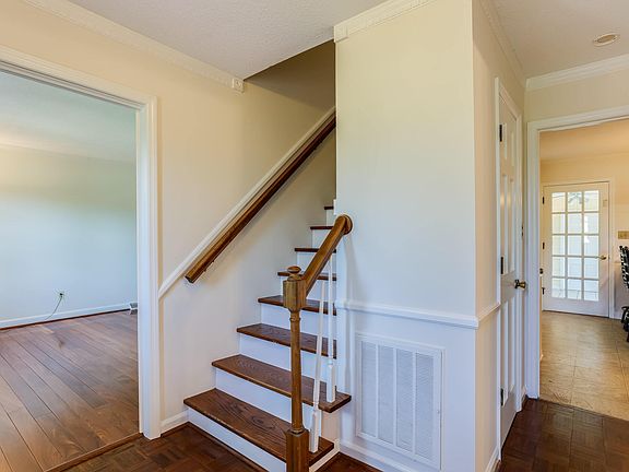 4th image of 2405 Camelot Cir