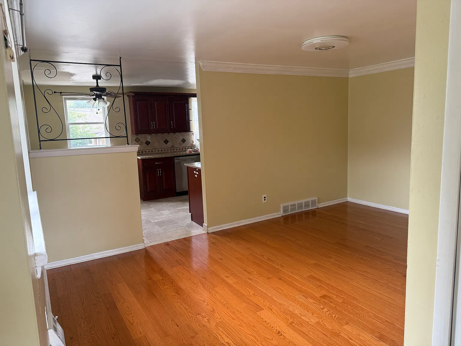 3 bed, 1554 sqft, $2,400 — Photo 2