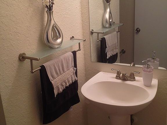 PEDESTAL SINK IN HALF-BATH