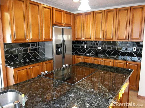 3rd image of 913 Mesa Ct