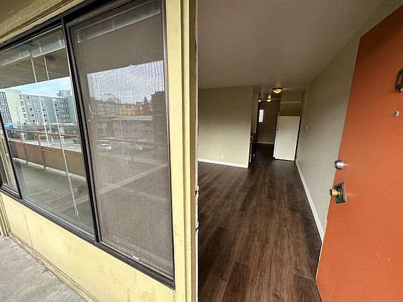 3rd image of 1120 NE 43rd St #1-305