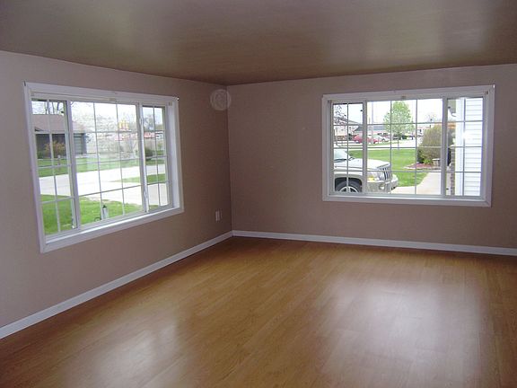 3rd image of 305 Airway Dr