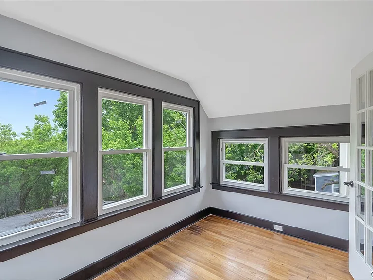 944 Bellevue Ave — Photo 5