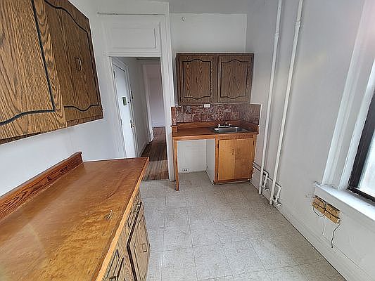 3rd image of 33 Bank St APT 23
