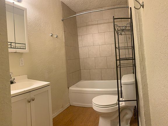 4th image of 1104 Wallace St