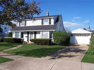 27 Drake Ln, Levittown, NY 11756