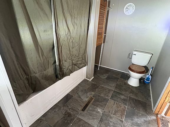 3rd image of 22963 Lake Shore Dr