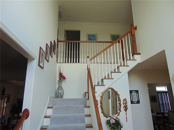 3rd image of 502 Brighton Ct