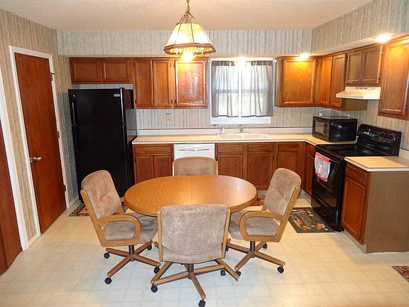 EAT-IN KITCHEN