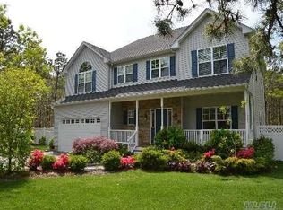6 9th St, Center Moriches, NY 11934