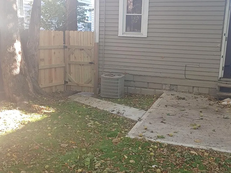 172 Devonia Ave — Photo 4