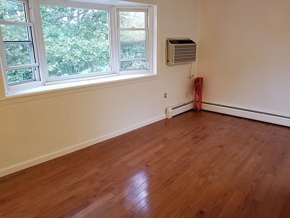 2nd image of 4250 Clearview Expy #2FL