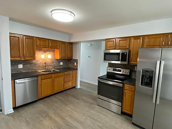 5th image of 542 Highland St