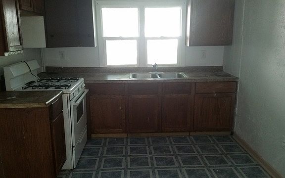 3rd image of 927 Evans Ave