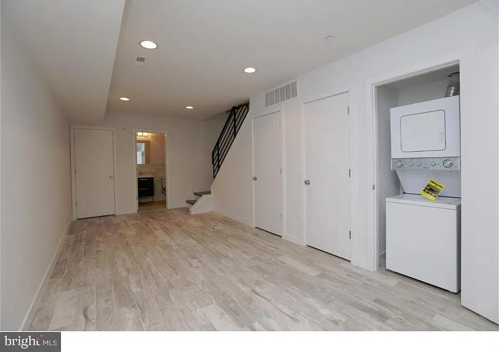 3 bed, 2.0 bath, 1289 sqft, $3,000 — Photo 2