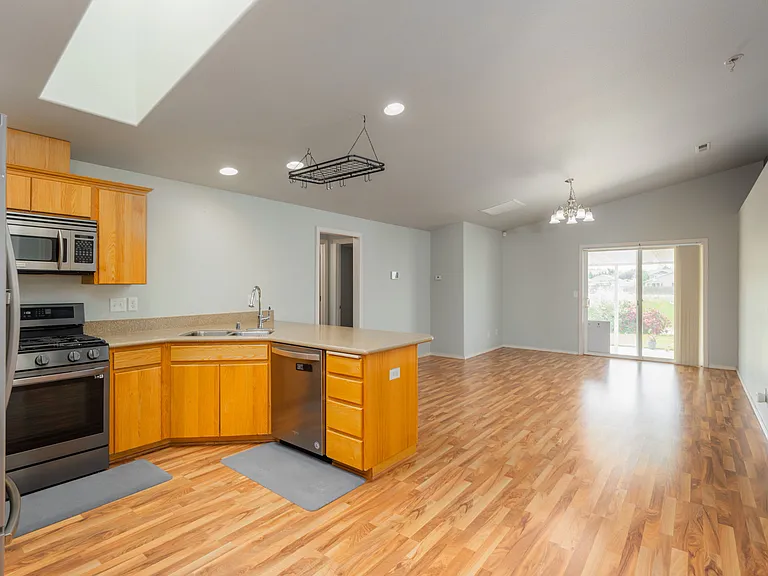 Kitchen and dining room w/gas range and dish washer.