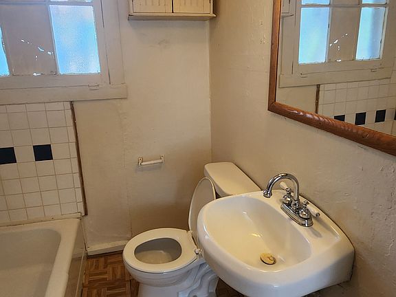 3rd image of 837 N Mesa Ave