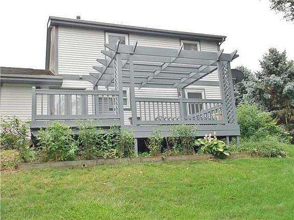 2nd image of 9845 Meadow Wood Dr