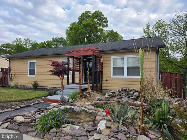 611 W 8th St, Laurel, DE 19956