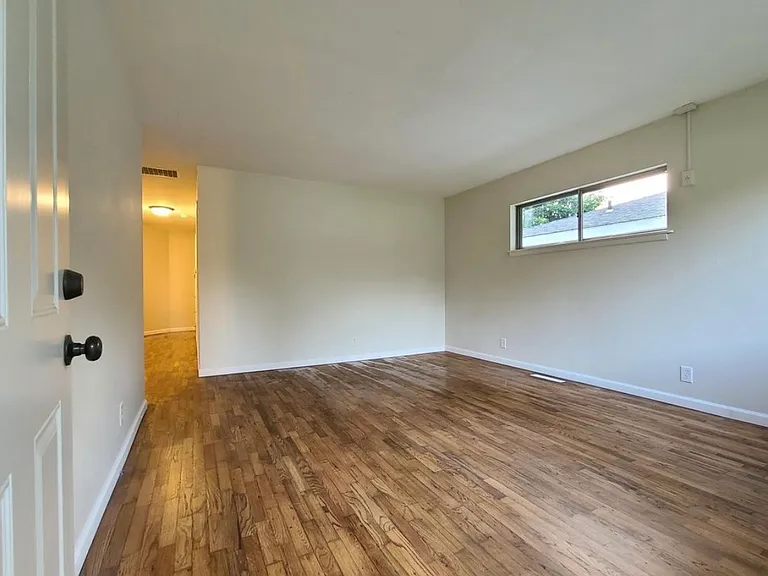 2537 N Johnston Ave — Photo 4
